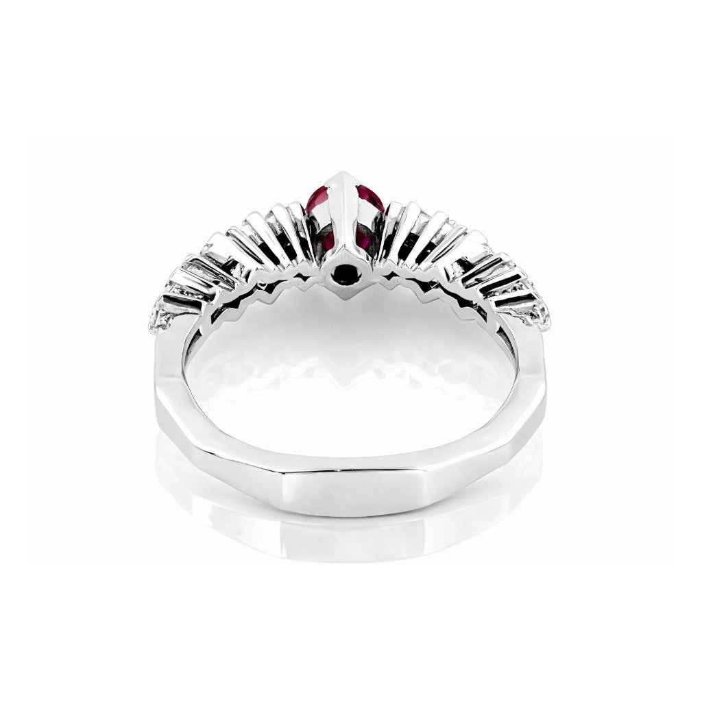Anello con Rubino ct 0,80 e Diamanti ct 0,67 in oro bianco 18kt (750)