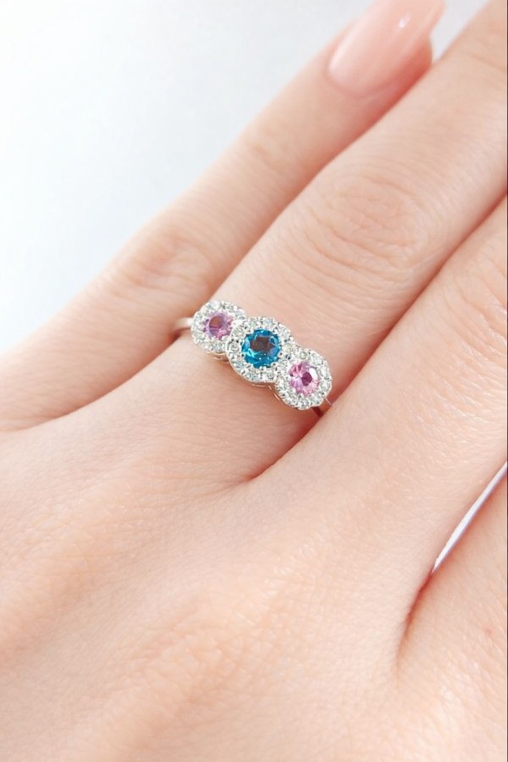 Anello trilogy zaffiro rosa ct 0,23 acquamarina ct 0,12 e diamanti bianchi ct. 0,28 oro bianco 18kt (750)