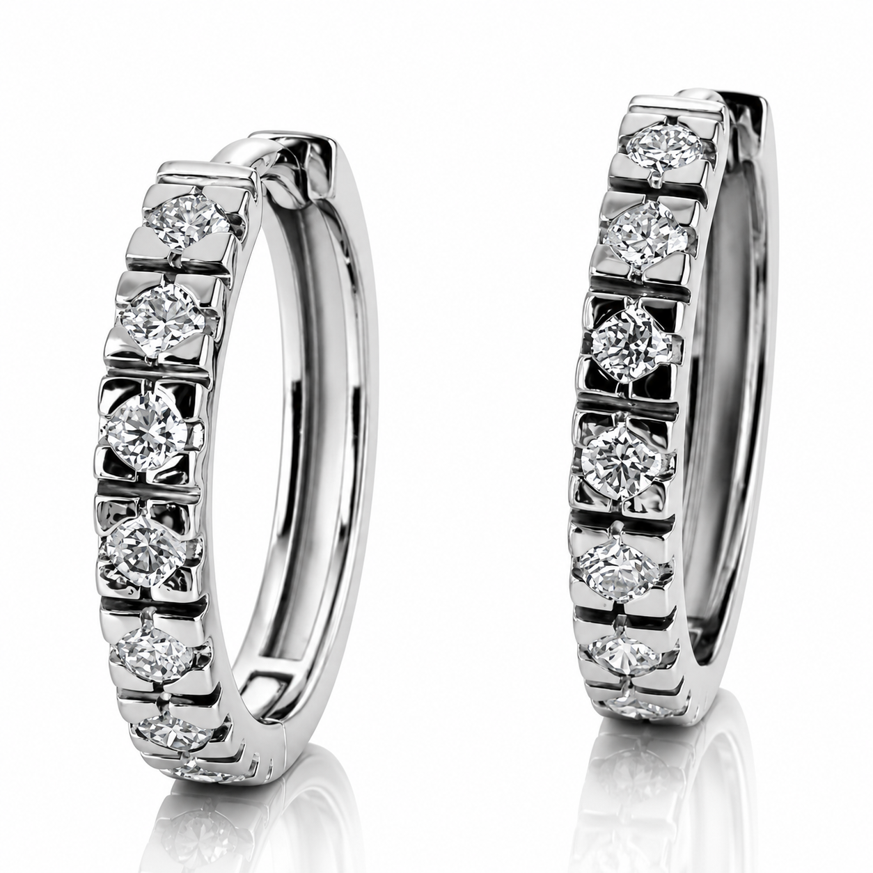 Orecchini a cerchio con diamanti 0,56 ct in oro bianco 18kt (750)