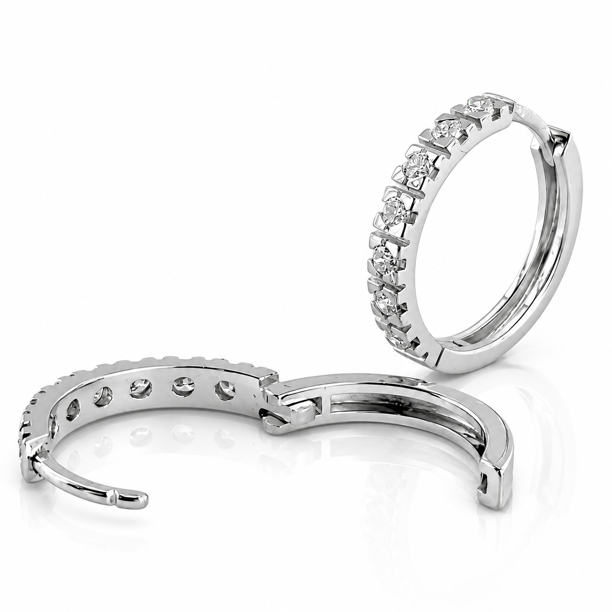 Orecchini a cerchio con diamanti 0,56 ct in oro bianco 18kt (750)