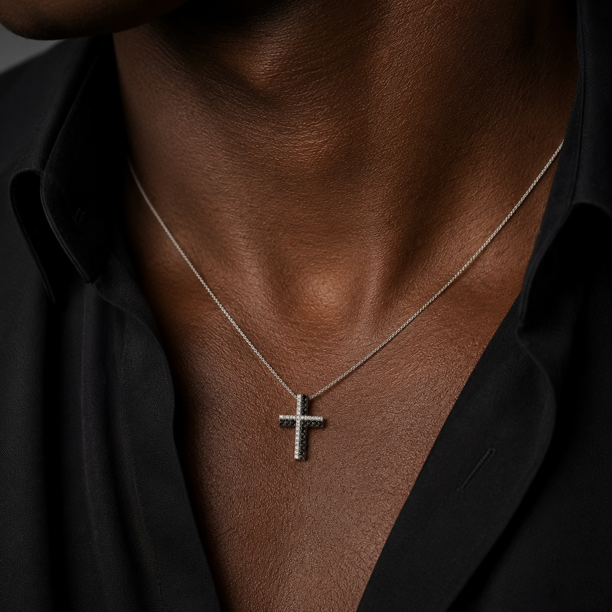 Collana Croce con diamanti bianchi ct 0,15 e neri ct 0,48 in oro bianco 18kt (750)