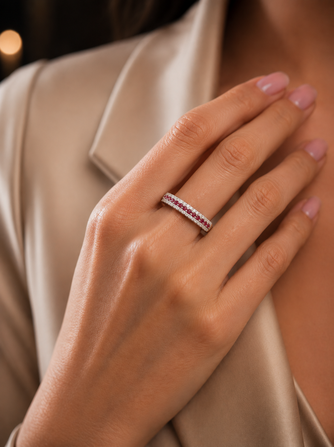 Anello veretta diamanti ct 0,21 rubini ct 0,34 in oro bianco 18kt (750)