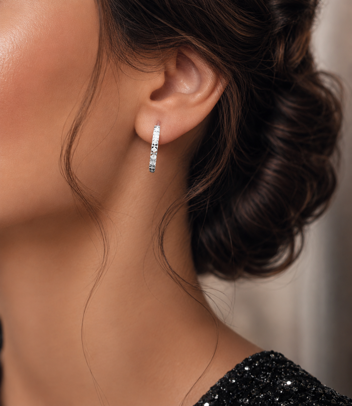 Orecchini a cerchio con diamanti 0,56 ct in oro bianco 18kt (750)
