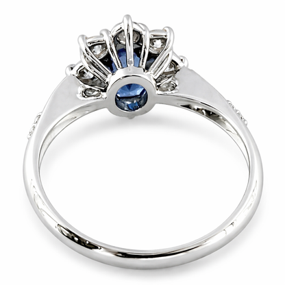 Anello modello "Lady Diana" Diamanti ct 0,48 e Zaffiro centrale ct 0,65 in oro bianco 18kt (750)