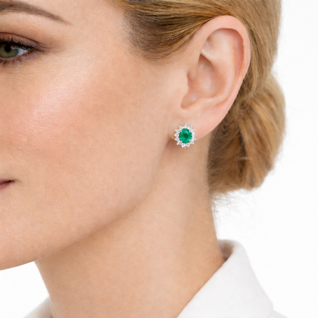Orecchini con smeraldo 0.53 ct e diamanti ct 0,25 in oro bianco 18kt (750)