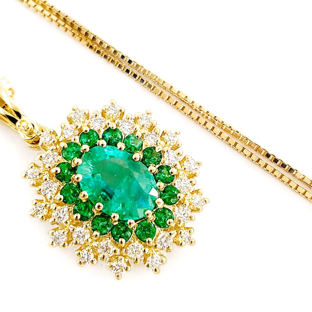 Collana pendente in Oro Giallo 18K con Smeraldi ct 1,39 e Diamanti ct 0,45