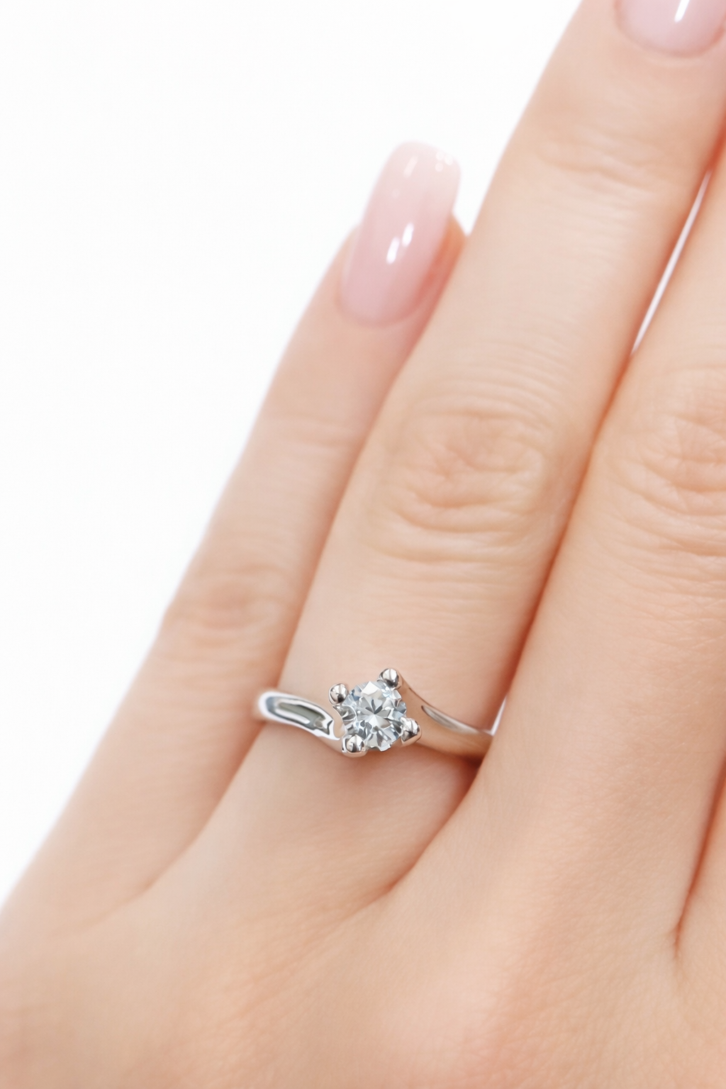Anello solitario modello Valentino con diamanti ct 0,30 in oro bianco 18kt (750)
