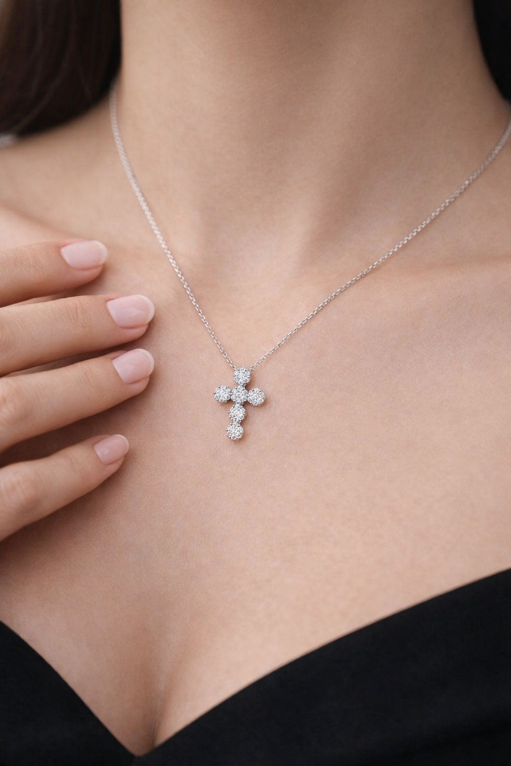 Collana con pendente a croce floreale impreziosita da pavé di diamanti bianchi ct 1,60 in oro bianco 18 kt (750)