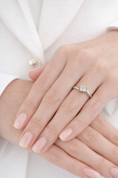 Anello solitario Valentino 4 griffe con diamante ct 0,30 in oro bianco 18kt (750) e certificato gemmologico