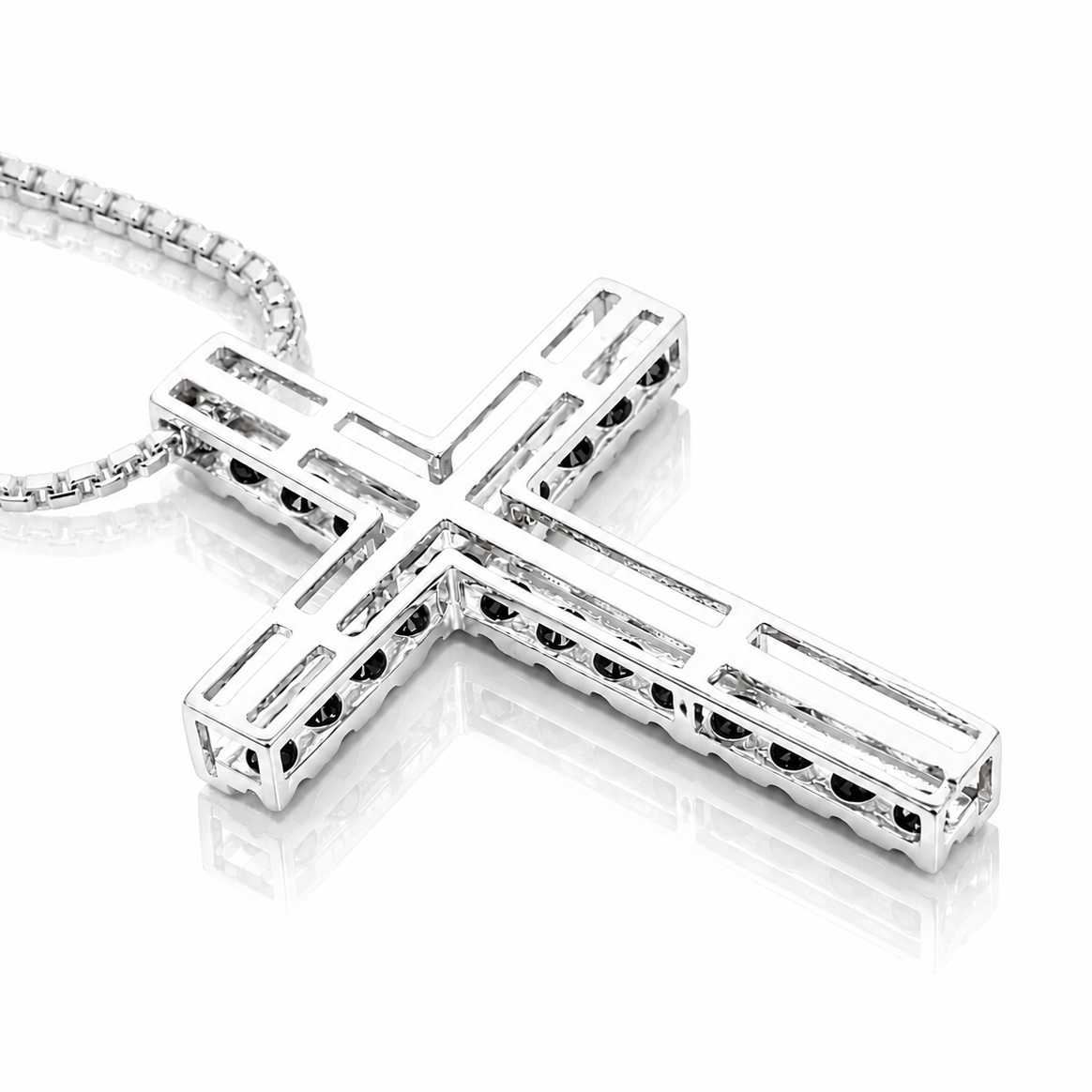 Collana croce con diamanti ct 0,62 in oro bianco 18kt (750)