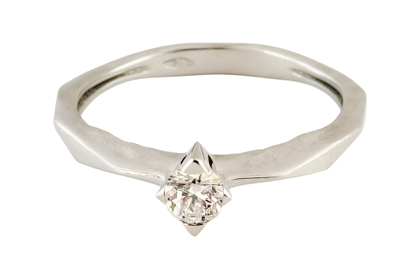 Anello Solitario spigoloso in oro bianco 18K con Diamante Ct 0,20