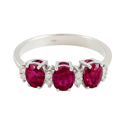 Anello trilogy in oro bianco 18kt con rubino ovale ct 1,15 e Diamanti ct 0,10