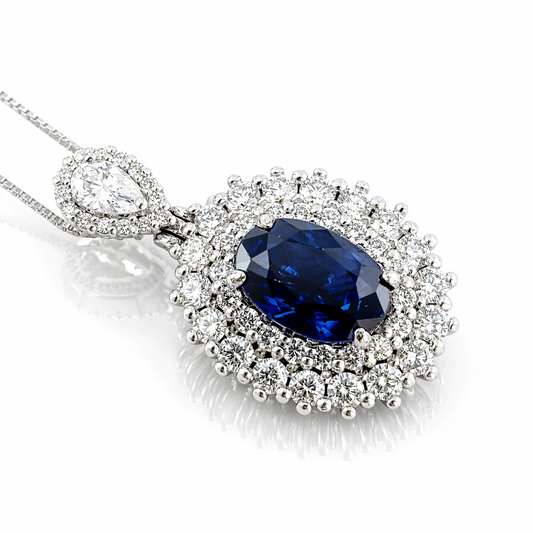 Collana con pendente impreziosito da un doppio contorno di diamanti ct 0,65 e zaffiro blu ovale Ct 1,55 in oro bianco 18kt (750) hrd Antwerp