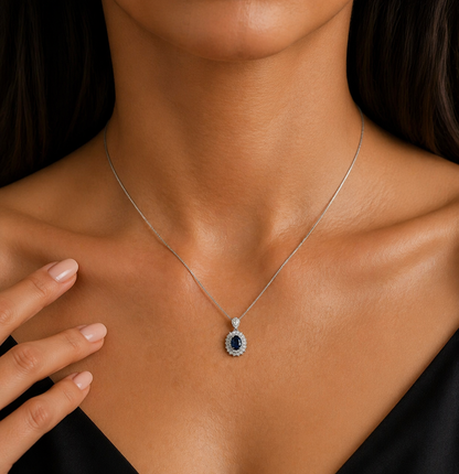 Collana con pendente impreziosito da un doppio contorno di diamanti ct 0,65 e zaffiro blu ovale Ct 1,55 in oro bianco 18kt (750) hrd Antwerp