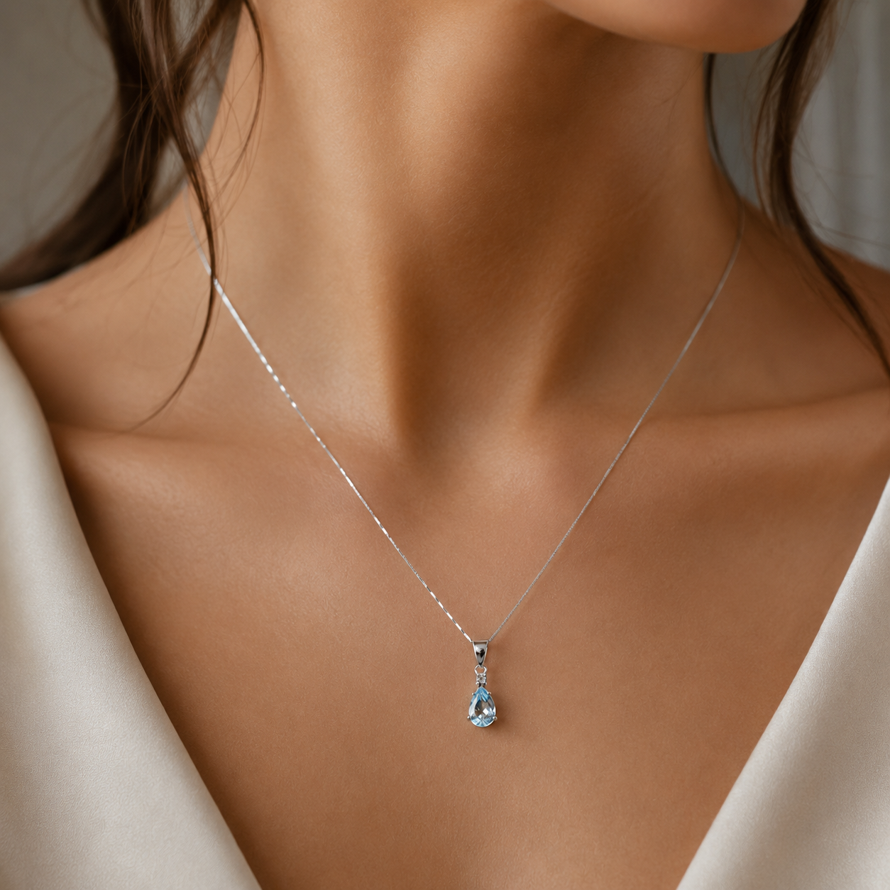 Collana a goccia acquamarina ct 1,55 e diamante ct 0,03 in oro bianco 18kt (750)