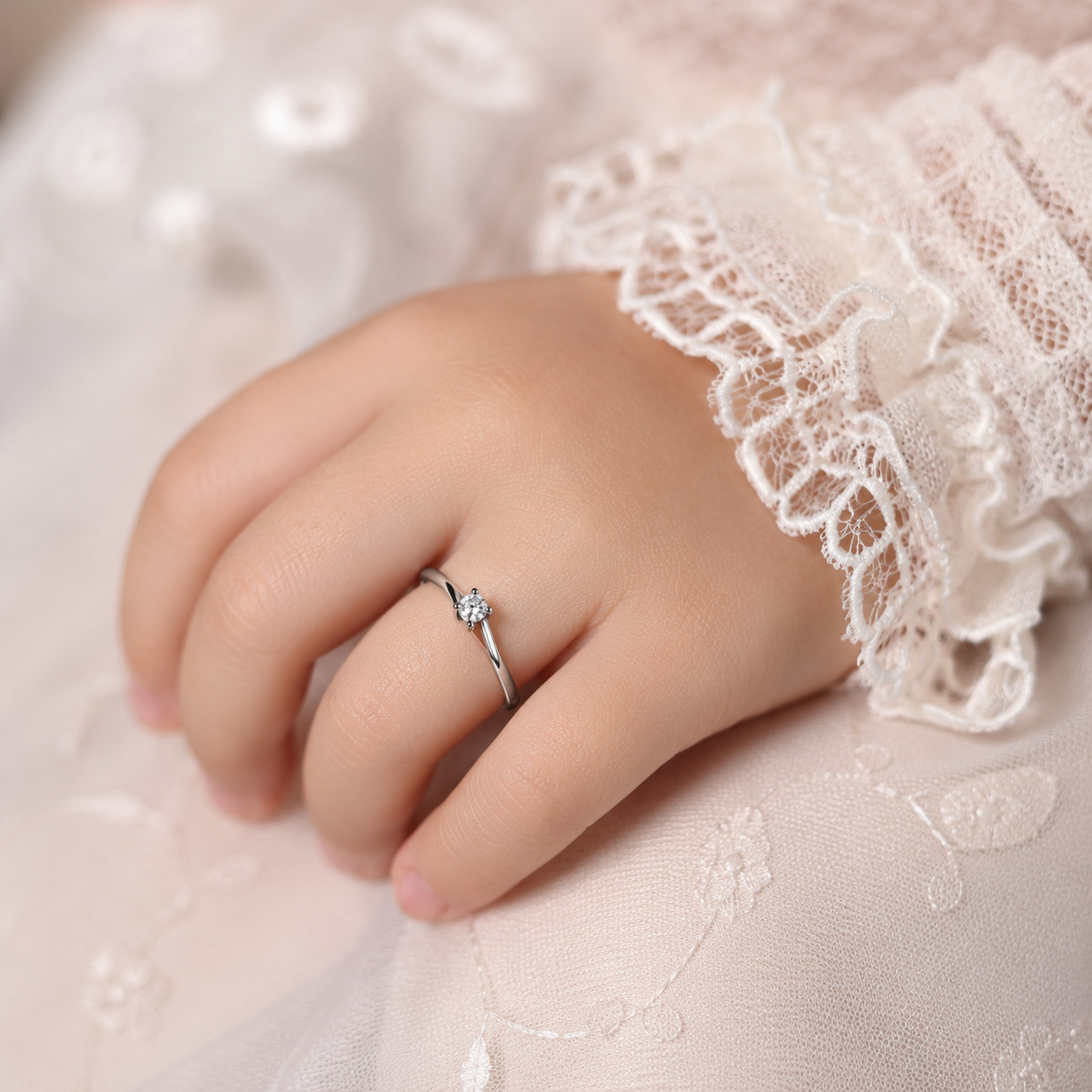 Anello solitario "Baby" diamante ct 0,02 in oro bianco 18kt (750)
