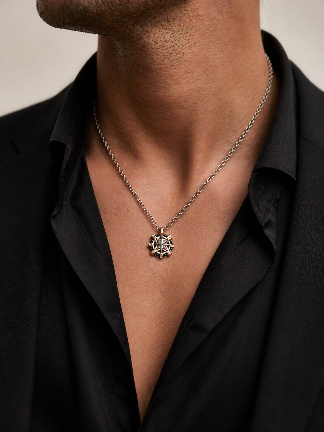 Collana con pendente rosa dei venti diamanti ct 0,16 ed ematite sfaccettata ct 3 in oro bianco e rosa 18kt (750)