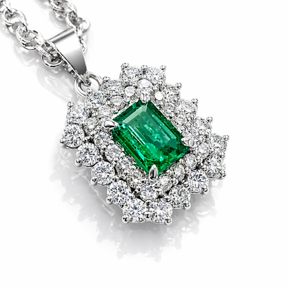 Collana con pendente con smeraldo taglio ottagonale da ct 0,85 e diamanti taglio brillante da ct 1,45 in oro bianco 18kt (750) - Gem tech