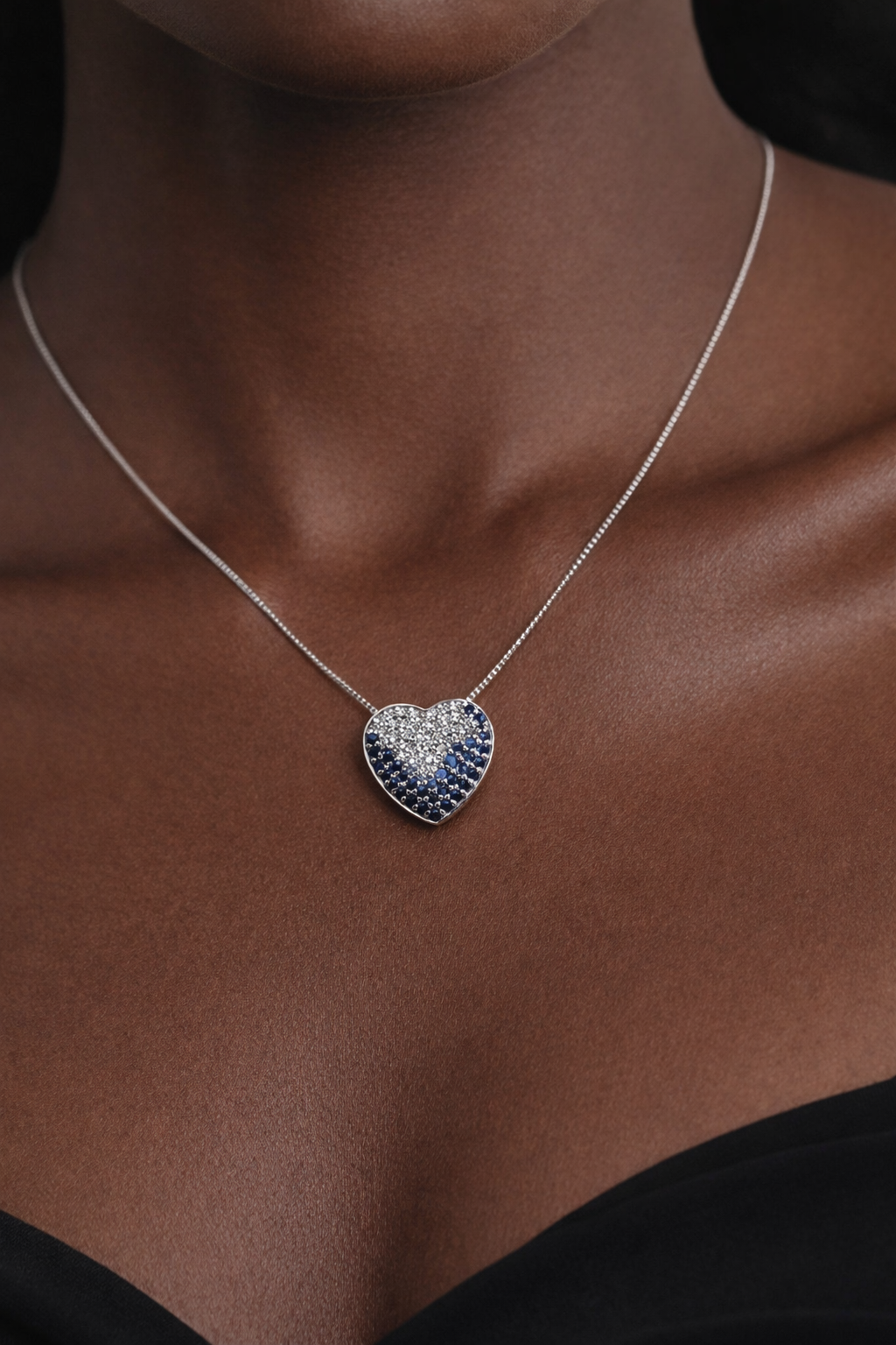 Collana cuore pavé con diamanti 0,40 ct e zaffiro blu 0,45 ct  in oro bianco 18Kt (750)