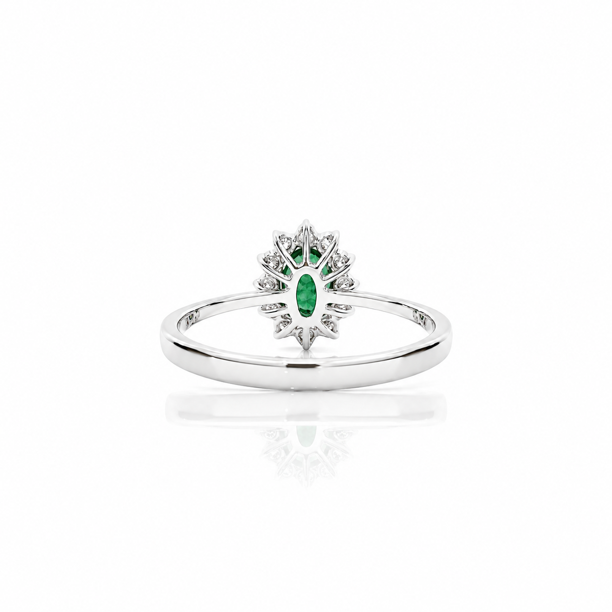 Anello con smeraldo ovale ct 0,55 e diamanti ct 0,20 in oro bianco 18kt (750)