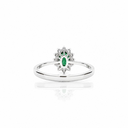 Anello con smeraldo ovale ct 0,55 e diamanti ct 0,20 in oro bianco 18kt (750)
