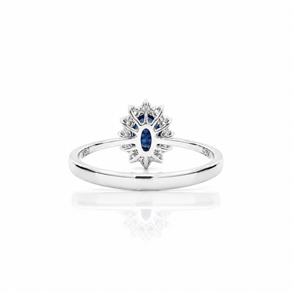 Anello con zaffiro blu ovale ct 0,55 e diamanti ct 0,20 in oro bianco 18kt (750)