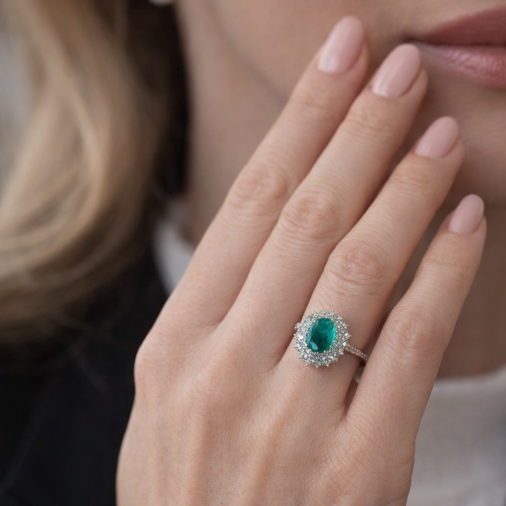 Anello con Smeraldo Ovale ct 1,73 e Diamanti ct 0,83 in oro bianco 18kt (750)