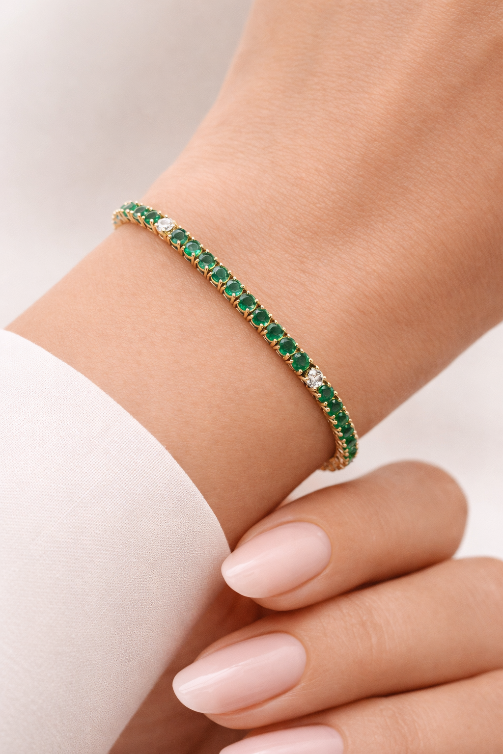 Bracciale Tennis con smeraldo 7,80 ct e diamanti 0,89 ct in oro giallo 18kt (750) – 21 cm