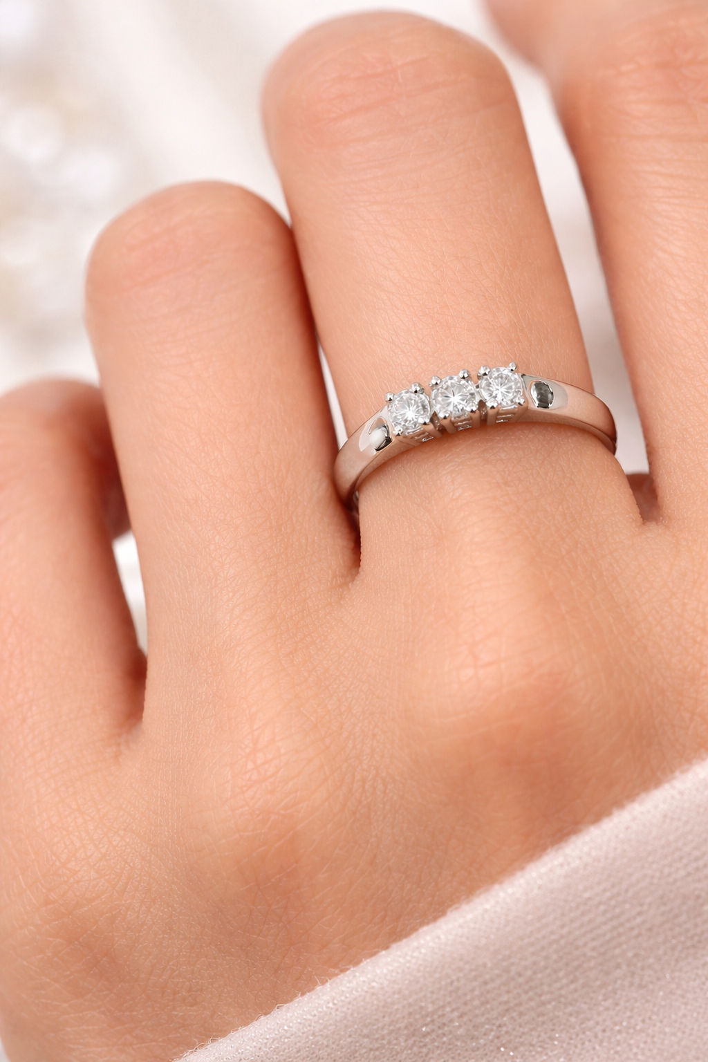 Anello trilogy con diamanti ct 0,15 in oro bianco 18Kt (750)