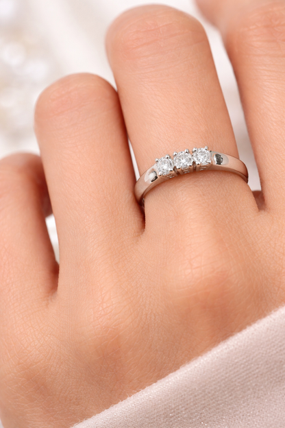 Anello trilogy con diamanti ct 0,15 in oro bianco 18Kt (750)