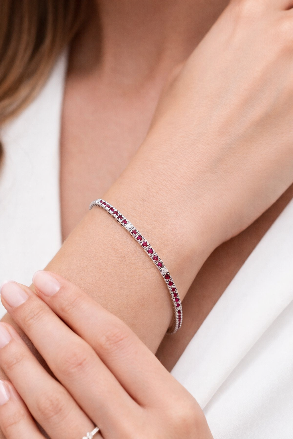 Bracciale tennis piramidale con rubini 1,42 ct e diamanti 0,13 ct in oro bianco 18Kt (750)