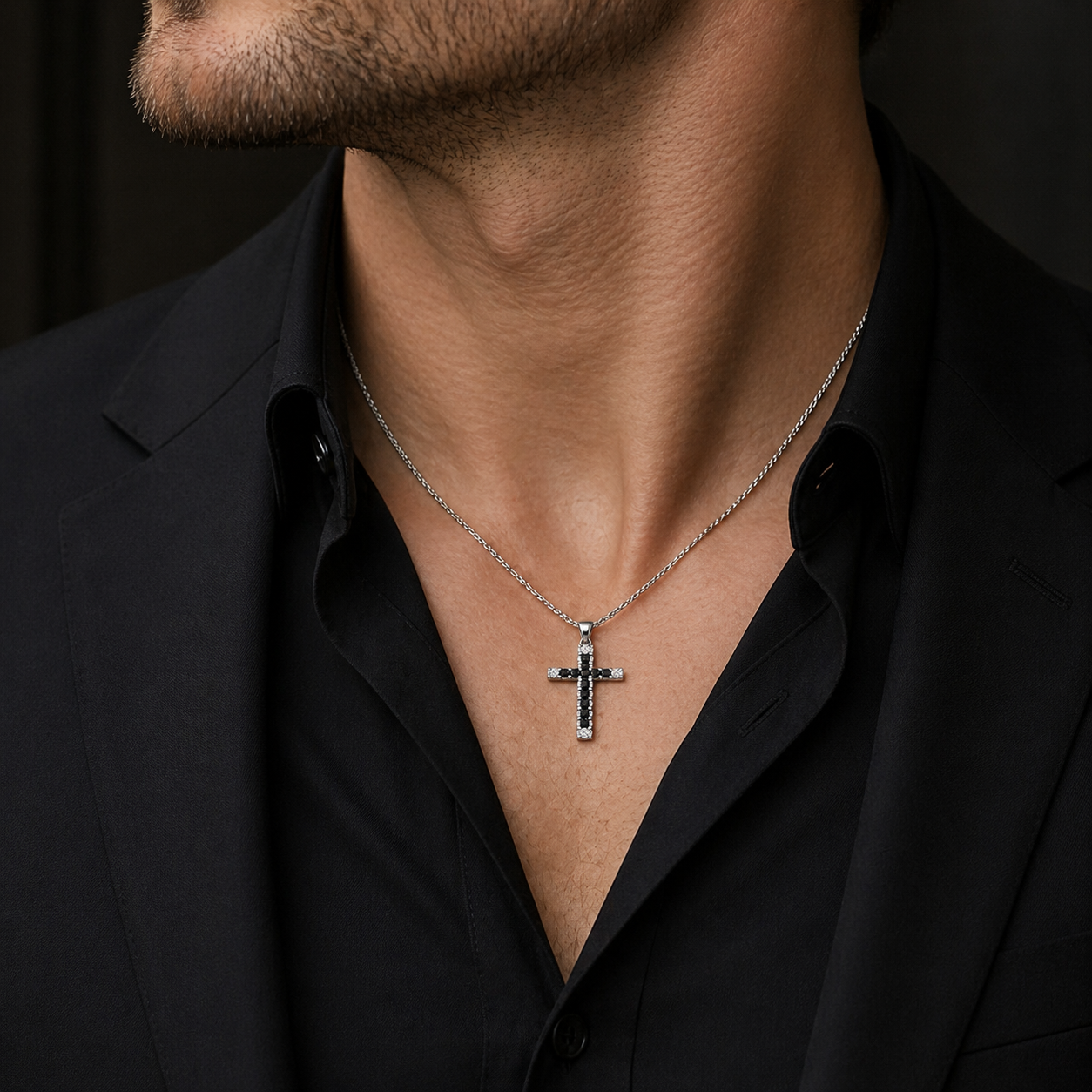 Collana Croce con Diamanti bianchi ct 0,25 Diamanti Neri ct 1,07 in oro bianco 18kt (750)