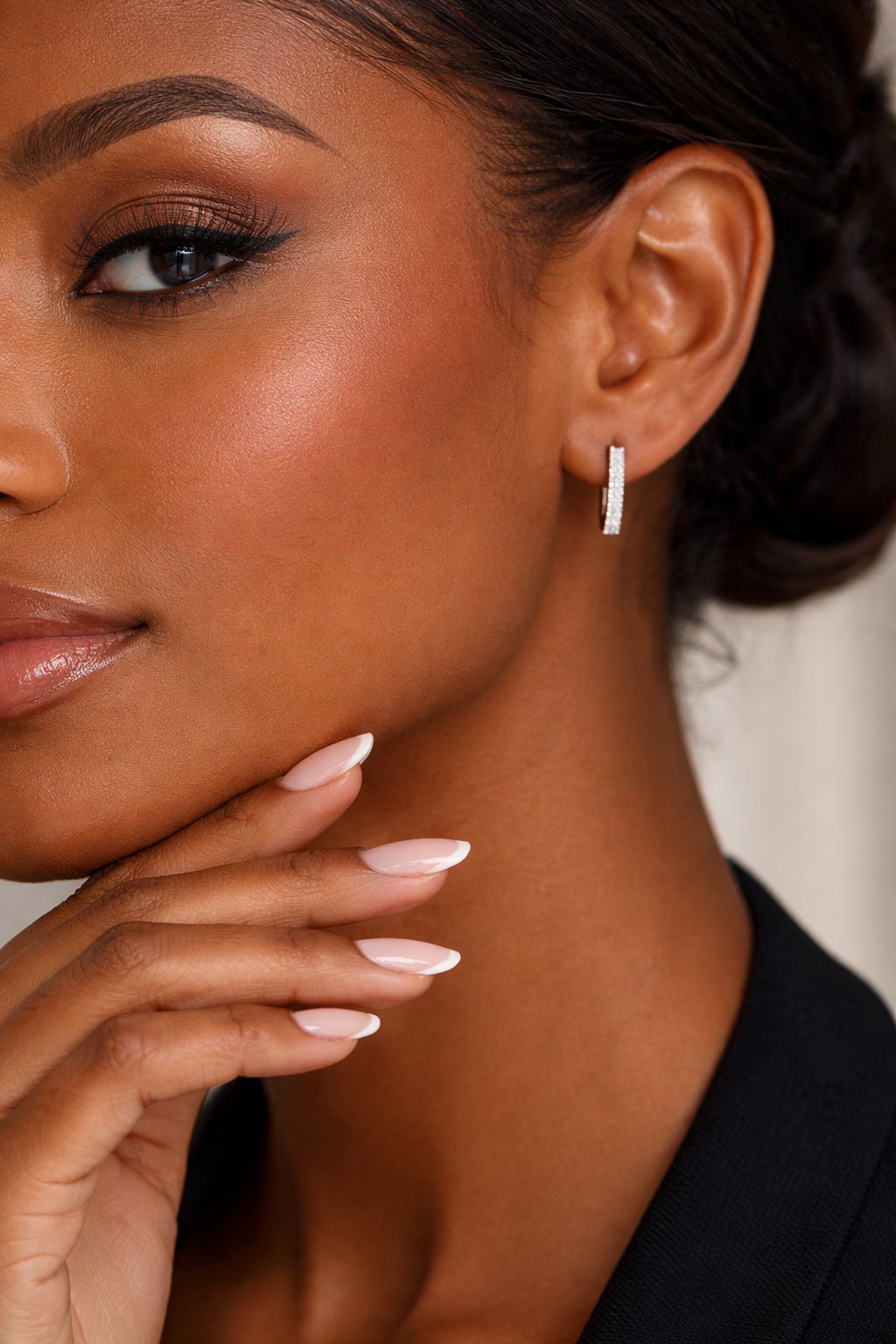 Orecchini ovali in pavé con diamanti bianchi ct 0,31 in oro bianco 18kt (750)