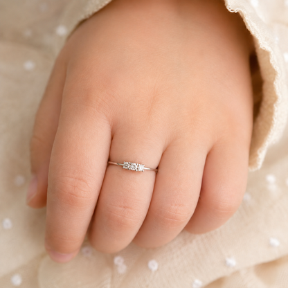 Anello trilogy "Baby" diamanti ct 0,06 in oro bianco 18kt (750)