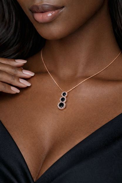 Collana con pendente trilogy con diamanti neri 0,27 ct e diamanti bianchi da 0.21 ct in oro rosa 18kt (750)
