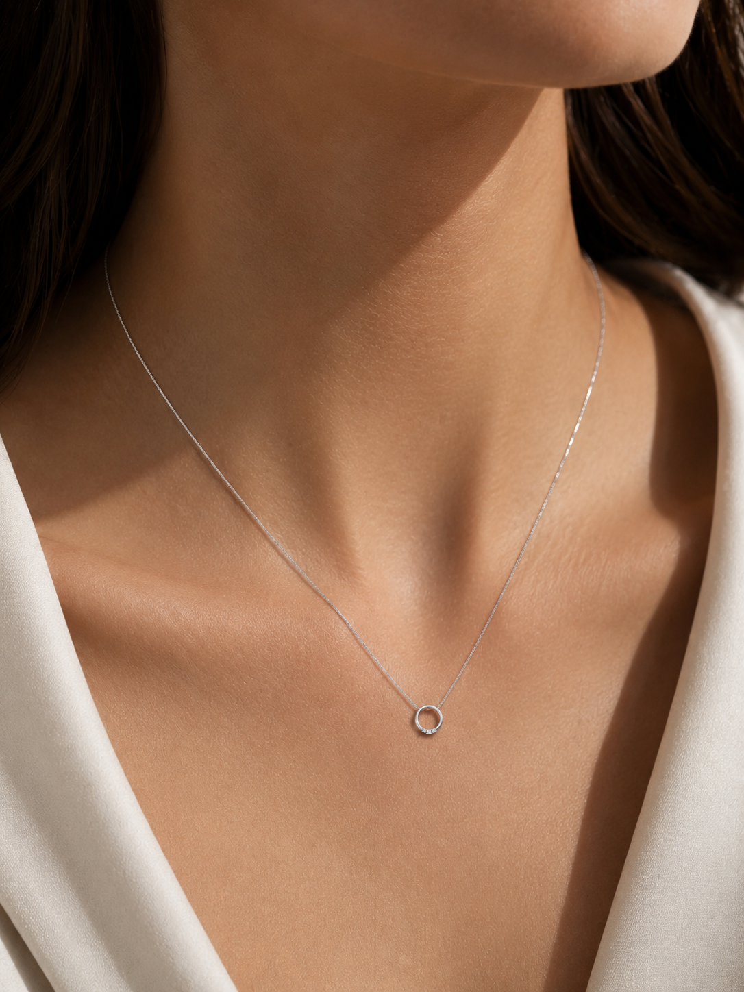Collana con pendente anello trilogy "Baby" diamanti ct 0,06 in oro bianco 18kt (750)
