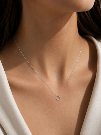 Collana con pendente anello trilogy "Baby" diamanti ct 0,06 in oro bianco 18kt (750)