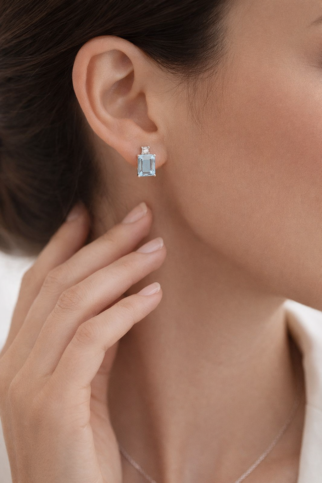 Orecchini con topazio 3,80 ct e diamante 0,05 ct in oro bianco 18Kt (750)
