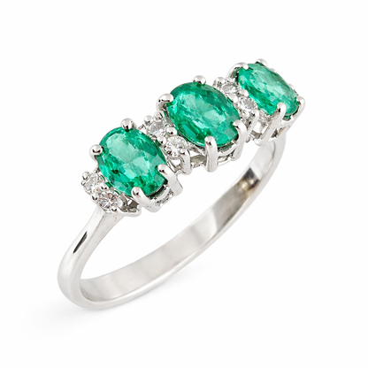 Anello trilogy con Smeraldo ovali ct 0,97 e Diamanti ct 0,12  in oro bianco 18kt (750)