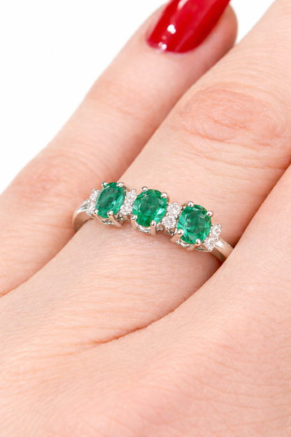 Anello trilogy con Smeraldo ovali ct 0,97 e Diamanti ct 0,12  in oro bianco 18kt (750)