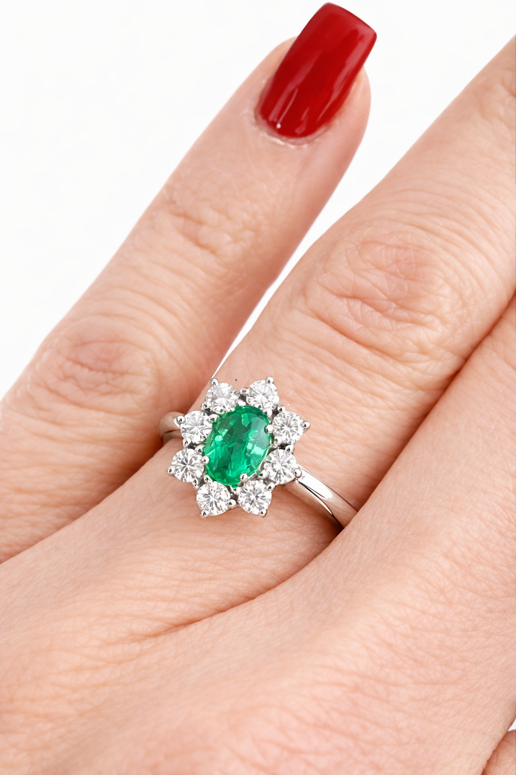 Anello con Smeraldo Ovale ct 0,73 e Diamanti ct 0,67 in oro bianco 18kt (750)