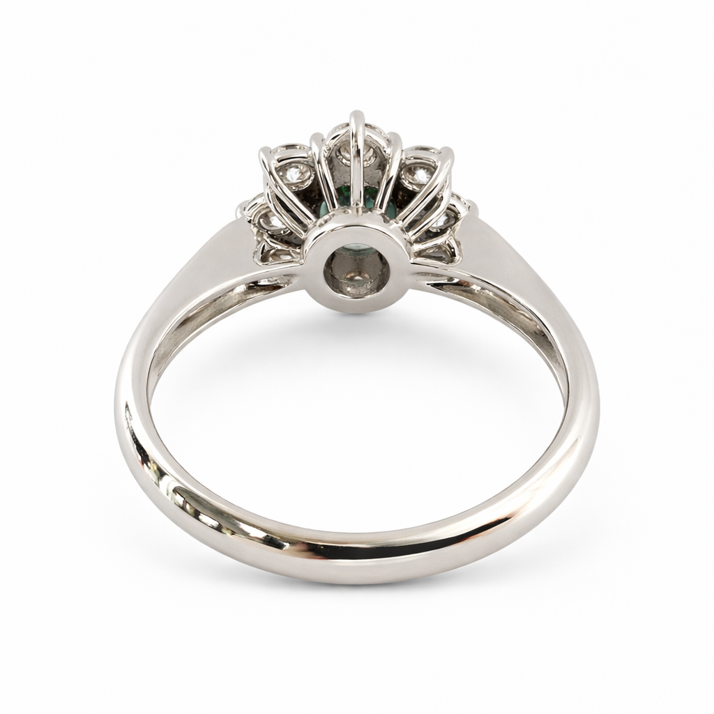 Anello con Smeraldo Ovale ct 0,73 e Diamanti ct 0,67 in oro bianco 18kt (750)