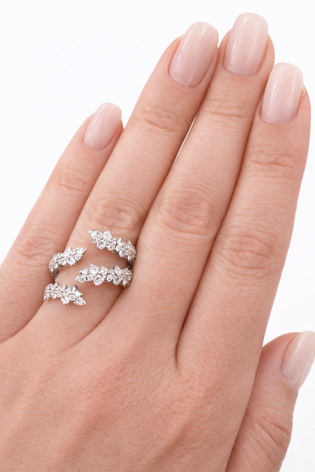 Anello esclusivo Contrariè con Diamanti ct 5.96 in oro bianco 18 kt (750)