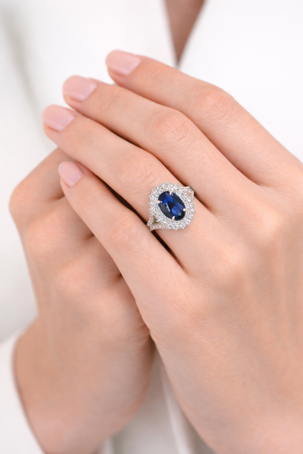 Anello con doppio contorno di diamanti ct 1,12 e zaffiro blu ovale Ct 3,35 in oro bianco 18kt (750) hrd Antwerp