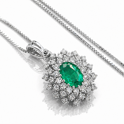Collana con pendente smeraldo ovale ct 0,45 e diamanti ct 0,30 in oro bianco 18kt (750)