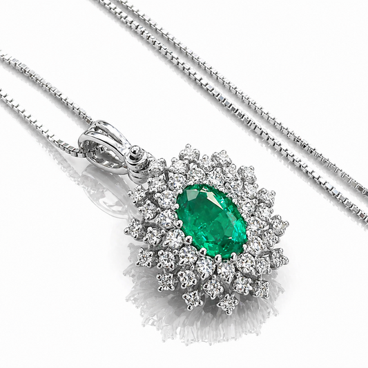Collana con pendente smeraldo ovale ct 0,45 e diamanti ct 0,30 in oro bianco 18kt (750)