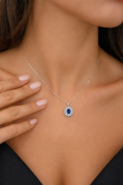 Collana con pendente zaffiro ovale ct 0,73 e diamanti ct 0,28 in oro bianco 18kt (750)