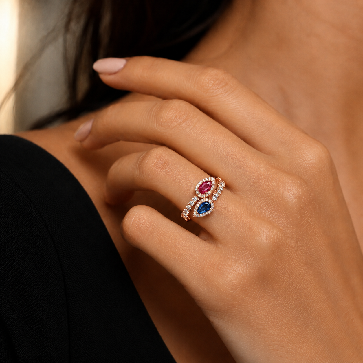 Anello contrarié diamanti ct 0.80 zaffiro ct 0.52 e rubino ct 0.58 a goccia in oro rosa 18kt (750)
