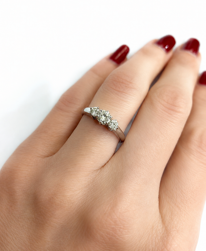 Anello trilogy magic con diamanti ct 0.65 in oro bianco 18kt (750)