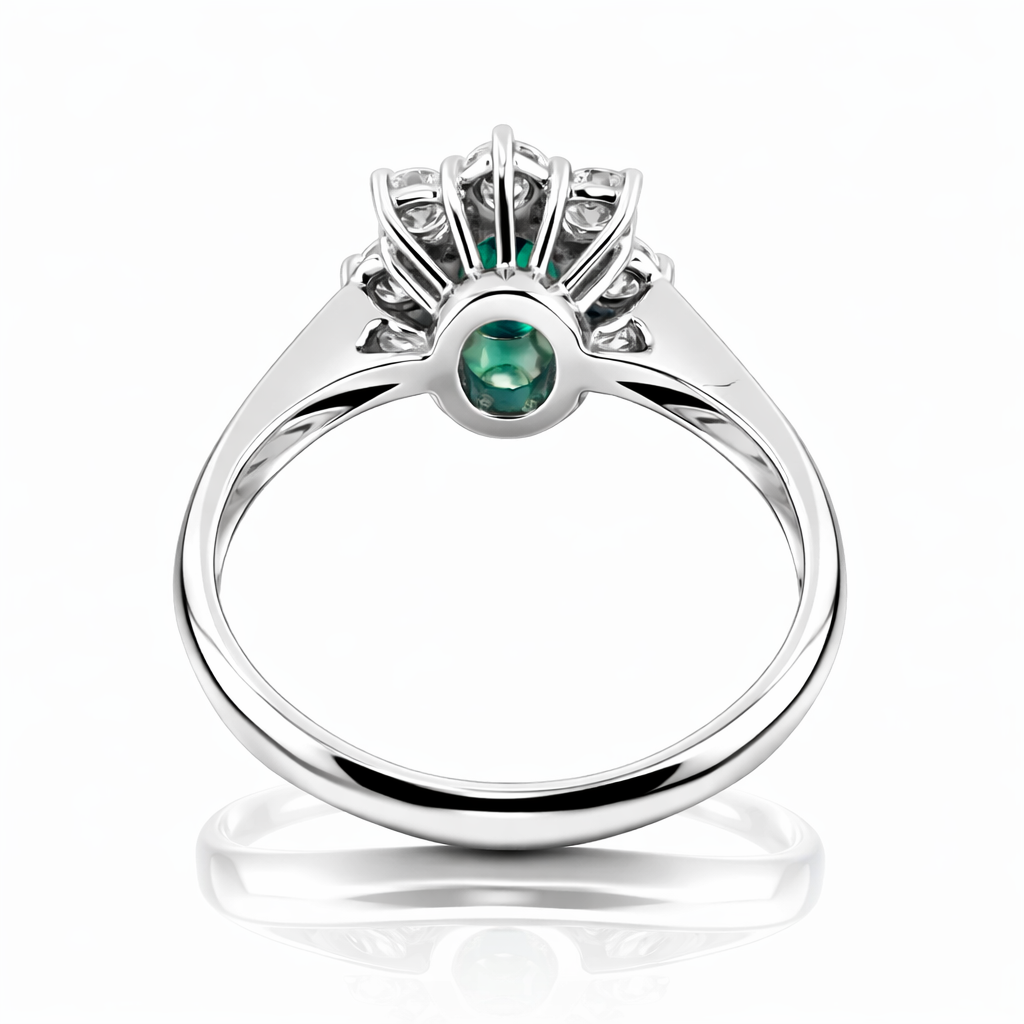 Anello con Smeraldo Ovale ct 0,58 e contorno di Diamanti ct 0,66 in oro bianco 18kt (750)